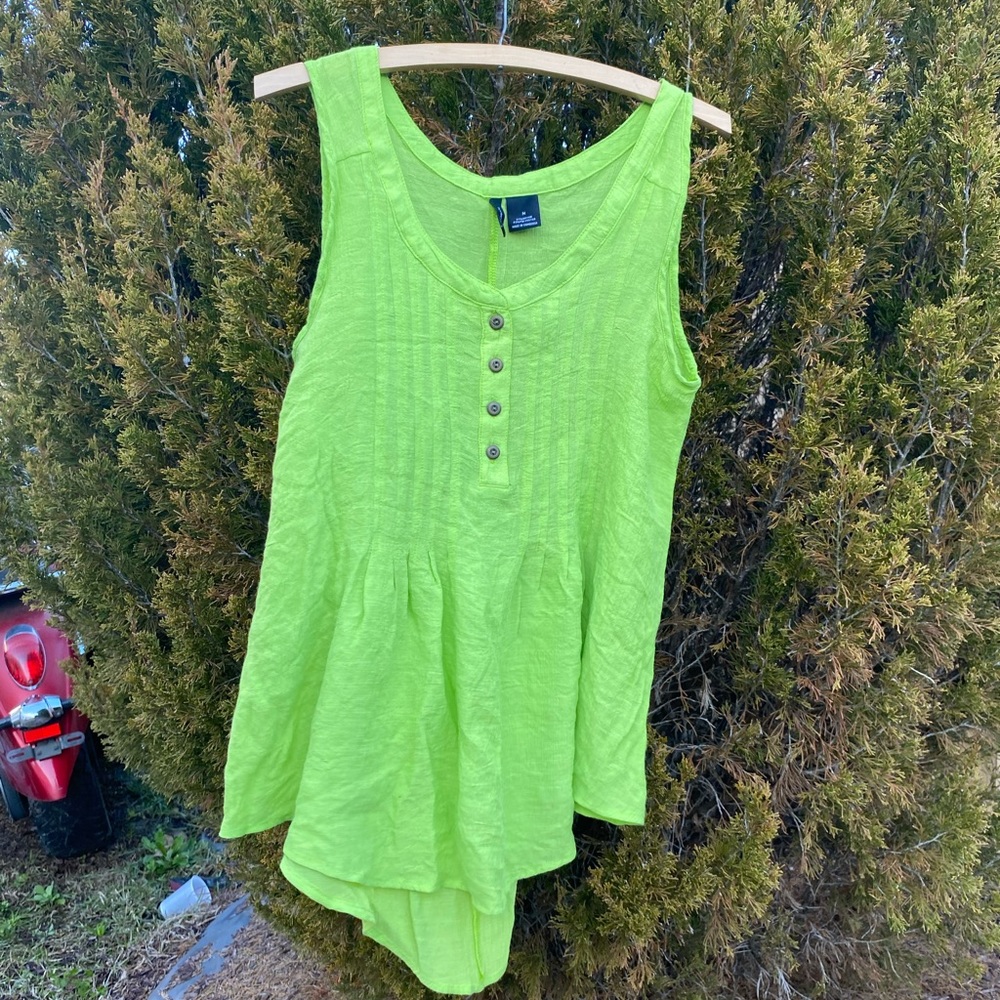 Green New Directions Lightweight Asymmetrical Sleeveless Top size Medium